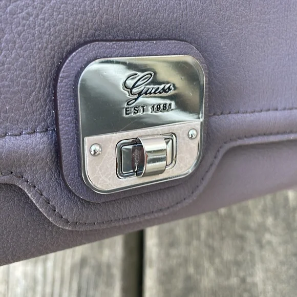 Guess Wallet - Picture 3 of 11